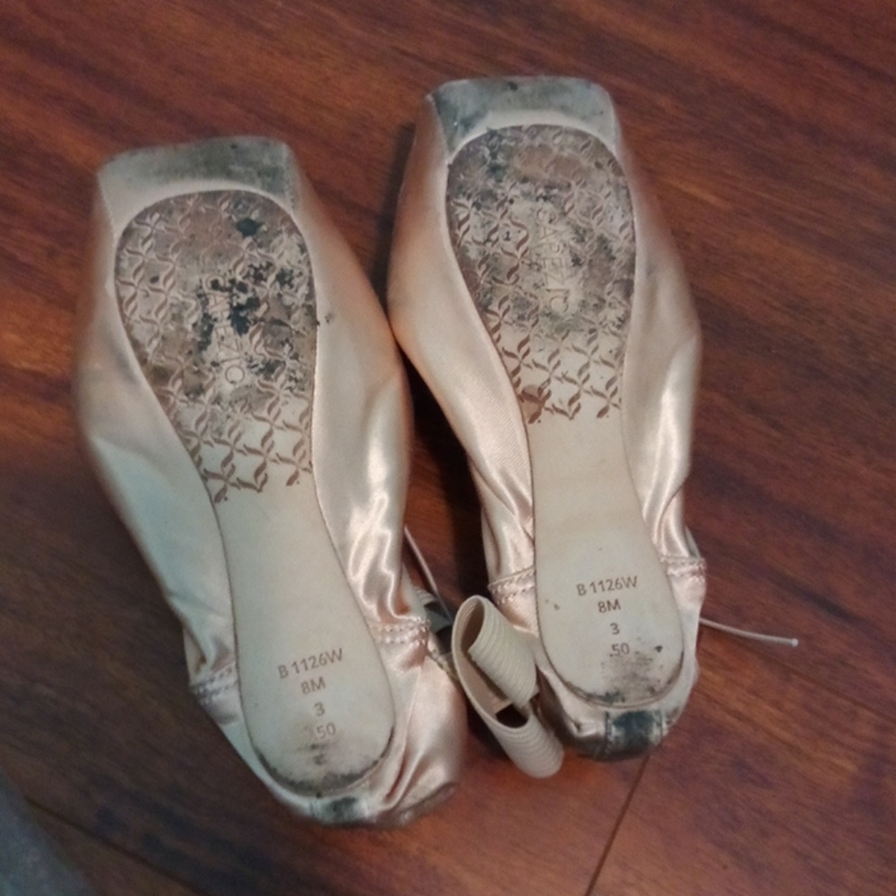 Point shoes
